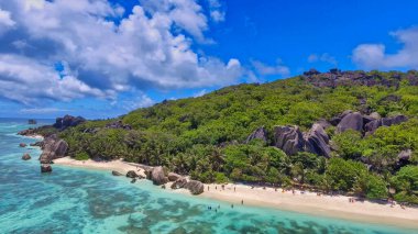 Anse Kaynak Argent, La Digue. Güneşli bir günde İHA 'dan inanılmaz bir hava manzarası Seyşeller Adaları