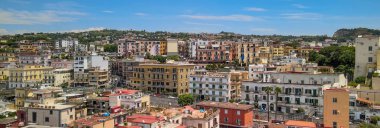 İtalya 'da yaz mevsiminde Pozzuoli limanının hava görüntüsü..