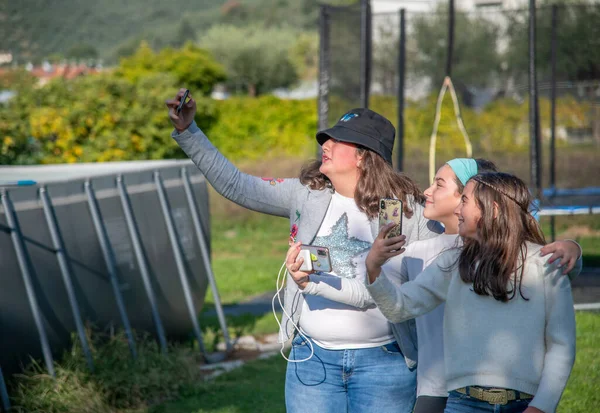 Trois Jeunes Filles Jouant Plein Air Prenant Selfies Dans Jardin — Photo