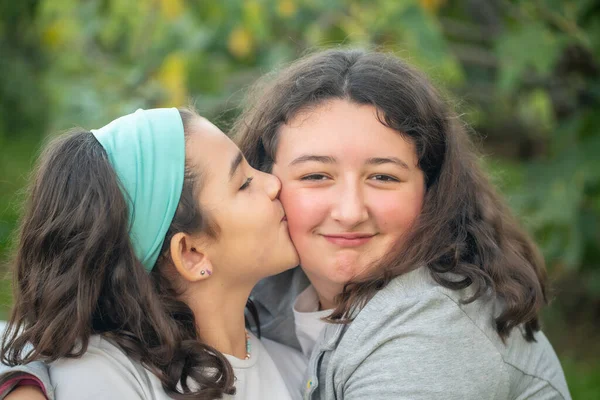 Dos Chicas Jóvenes Abrazando Besando Aire Libre —  Fotos de Stock