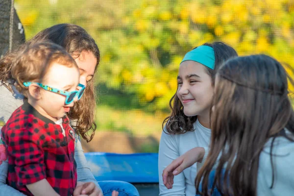 Drie Gelukkig Jong Meisjes Spelen Outdoor Samen Met Een Jong — Stockfoto