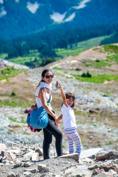 Mulher Com Sua Filha Longo Uma Trilha Montanha Temporada Verão — Fotografia de Stock