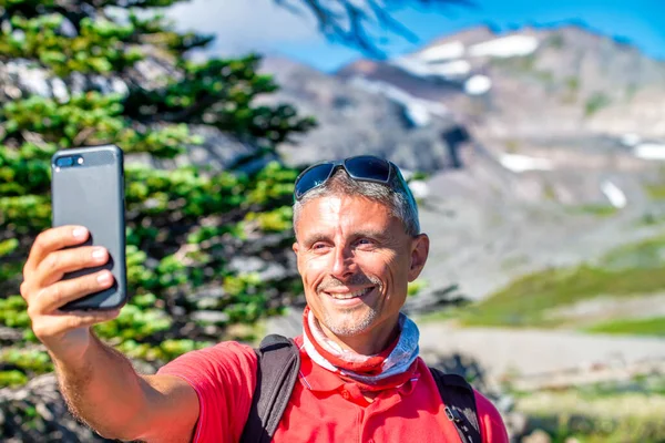 Vrolijk Lachende Man Neemt Selfie Met Smartphone Langs Een Bergpad — Stockfoto