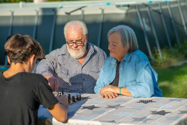 Großeltern Und Enkel Spielen Einem Sonnigen Nachmittag Freien Brettspiele — Stockfoto