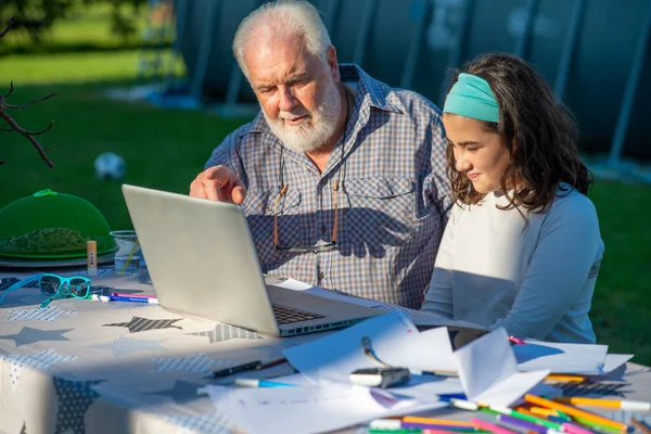 Grandfather Explains How Use Laptop His Granddaughter — Stock Photo, Image