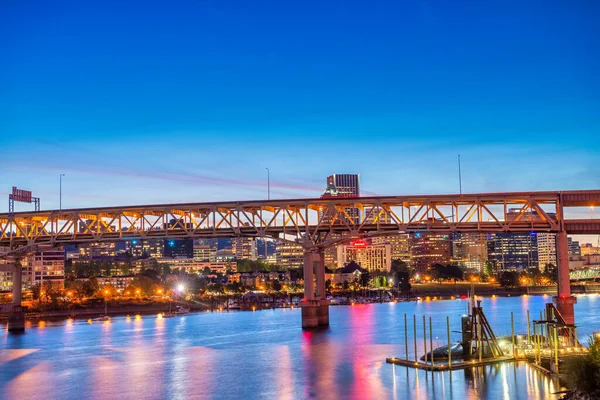 Portland Août 2017 Bâtiments Ville Nuit Avec Reflets Fluviaux Lumières — Photo