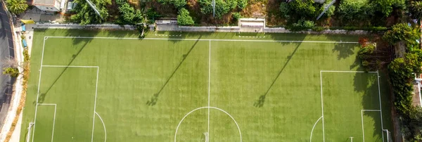 农村的足球场 无人驾驶飞机的鸟瞰 — 图库照片