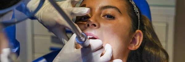 Jonge Blanke Vrouw Met Tandarts Witte Latex Handschoenen Controleren Conditie — Stockfoto