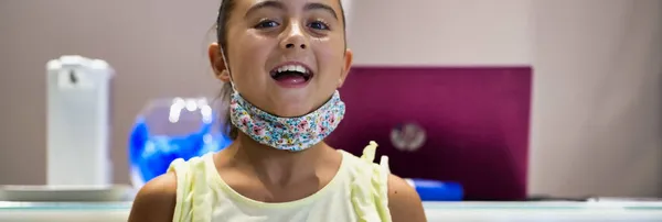 Впевнена Молода Біла Дівчина Посміхається Камери Сучасній Студії Звукозапису — стокове фото