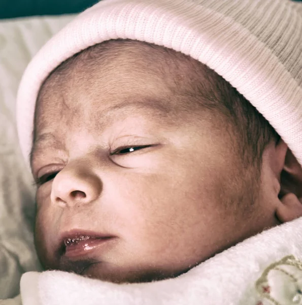 Νεογέννητο Κορίτσι Που Κοιμάται Στην Κούνια — Φωτογραφία Αρχείου