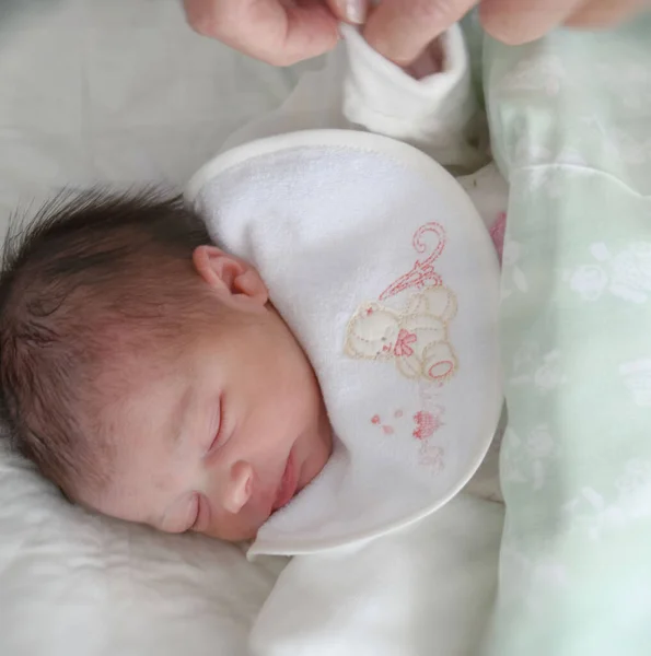 Ragazza Appena Nata Che Dorme Nella Culla — Foto Stock