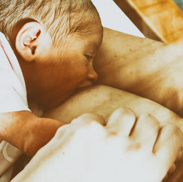 Vrouw Borstvoeding Haar Baby Haar Eerste Dagen Van Het Leven — Stockfoto