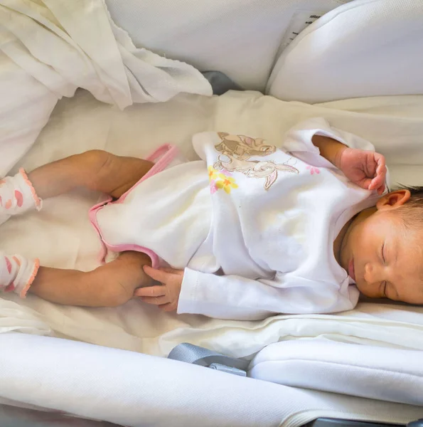 Újszülött Aludni Első Napjaiban Élet Aranyos Kis Újszülött Gyermek Békésen — Stock Fotó