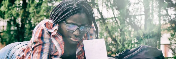 Африканская Девочка Подросток Лежит Траве Учится Школе Концепция Счастье Маяк — стоковое фото