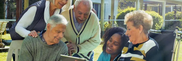 Afrikanische Krankenschwester Mit Tabletten Bei Zwei Älteren Rentnerpaaren Garten Des — Stockfoto