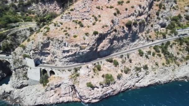 Vista aérea del fiordo de Furore desde un dron, Costa Amalfitana, Italia — Vídeos de Stock