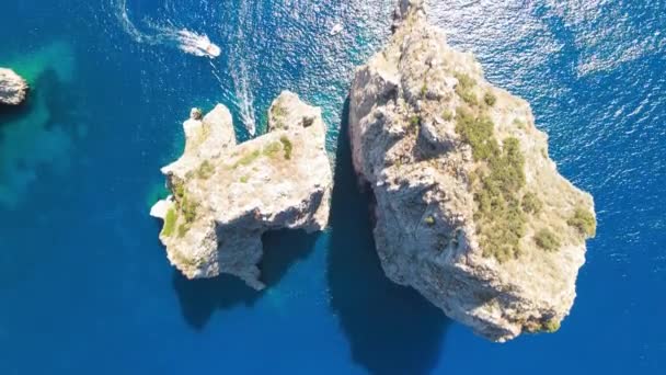 Niesamowity widok z lotu ptaka z Faraglioni Rocks nad morzem na Capri Island we Włoszech. Punkt widzenia drona — Wideo stockowe