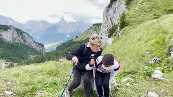 山の風景の中で彼女の壮大な娘とリラックスした高齢者の女性 — ストック動画
