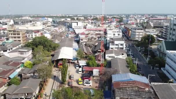 MaeKLONG, THAILAND - 2019年12月15日：在河流和铁路市场上令人叹为观止的梅孔城市景观 — 图库视频影像