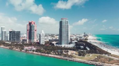 South Pointe Park 'tan Miami Plajı, güneşli bir günde yavaş çekim hava manzarası