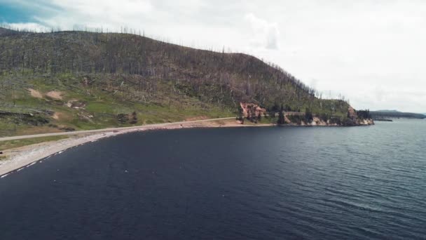 Yellowstone Lake and Hills σε μια συννεφιασμένη μέρα, Wyoming εναέρια άποψη — Αρχείο Βίντεο