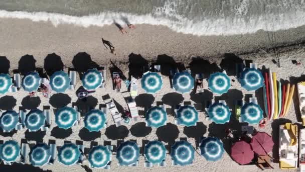 Sombrillas de playa en Sansone Beach, Isla Elba. Movimiento lento — Vídeo de stock