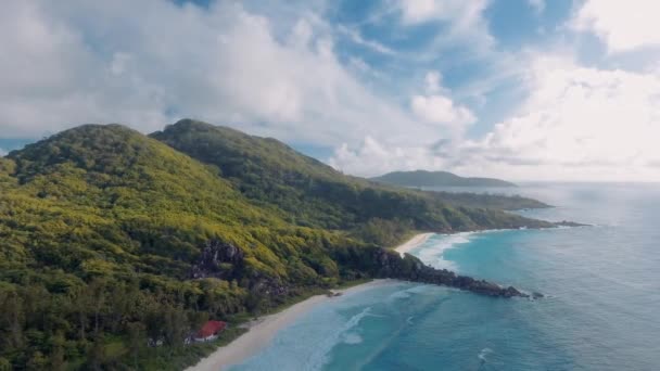 Vista aerea dell'isola tropicale con mare, vegetazione e litorale — Video Stock