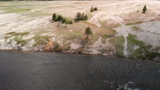 Letecká scenérie v povodí Midway Gejzír v národním parku Yellowstone — Stock video