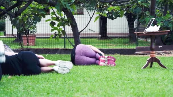 Cuatro mujeres haciendo ejercicio al aire libre. Mujer sana, concepto de cuidado de la salud, cámara lenta — Vídeos de Stock