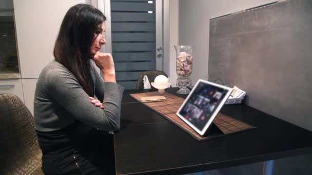Donna in videocall con insegnanti e genitori per un incontro virtuale scolastico — Video Stock