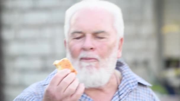 Homem comendo uma geleia de figo deliciuos com pão ao ar livre — Vídeo de Stock