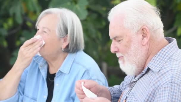 Starší páry jíst chléb a želé venku — Stock video