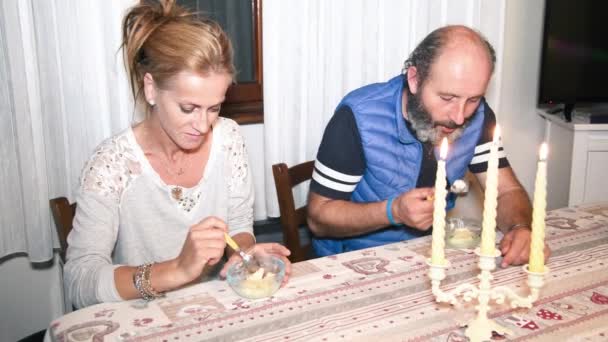 年轻夫妇在家里吃美味的冰淇淋 — 图库视频影像