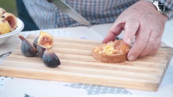 Man het bereiden van een Deliciuos vijg gelei met brood buiten — Stockvideo