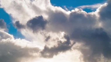 İHA 'dan sabah mavi gökyüzünün panoramik hava görüntüsü