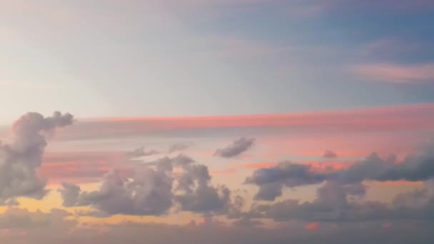 Vue aérienne panoramique du ciel orange coucher de soleil depuis un drone — Video