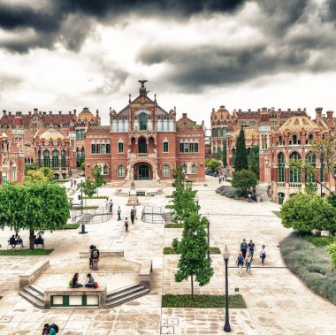 Barcelona, İspanya - 12 Mayıs 2018: İnsanlar Recinte Modernista de Sant Pau ziyaret edin. Şehir her yıl 10 milyon turist çeken.