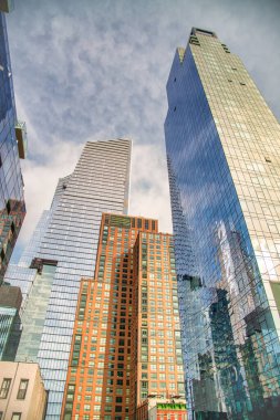 New York 'ta bulutlu bir günde Manhattan' ın ortasındaki gökdelenler