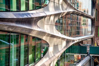 NEW YORK CITY - 1 Aralık 2018 Zaha Hadid Building view from the High Line. Manhattan 'ın batı yakasında yüksek bir doğrusal park.