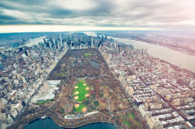 Bulutlu bir günde Manhattan helikopter manzarası. Midtown ve Central Park hava manzarası