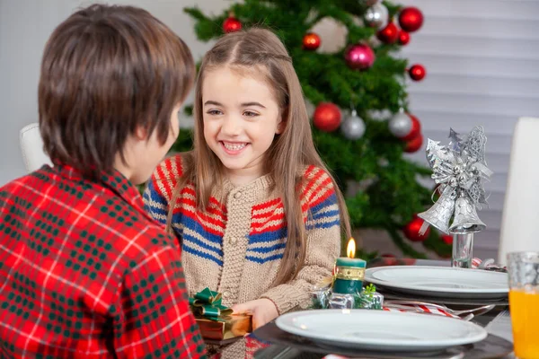 クリスマスのために家で幸せな笑顔の白人家族クリスマスプレゼントをアンラッピング — ストック写真