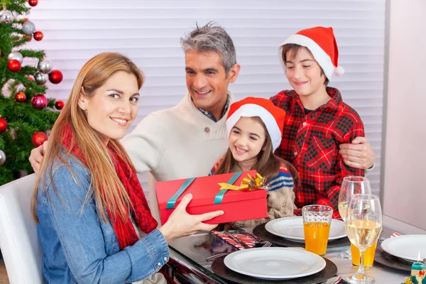 Feliz Sonriente Familia Caucásica Casa Para Navidad Desenvolviendo Regalos Navidad — Foto de Stock