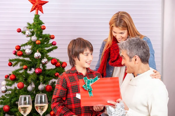 Gelukkig Glimlachen Kaukasische Familie Thuis Voor Kerstmis Het Uitpakken Van — Stockfoto