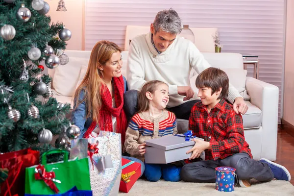 Felice Famiglia Caucasica Sorridente Casa Natale Scartare Regali Natale — Foto Stock