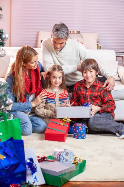 Feliz Família Branca Sorridente Casa Para Natal Desembrulhando Presentes Natal — Fotografia de Stock