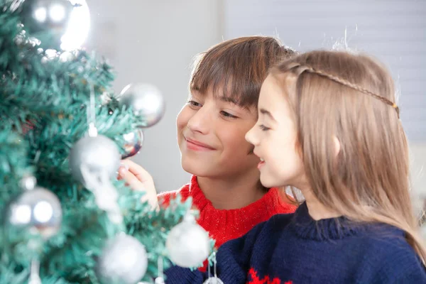 Twee Gelukkige Kinderen Versieren Kerstboom Thuis — Stockfoto