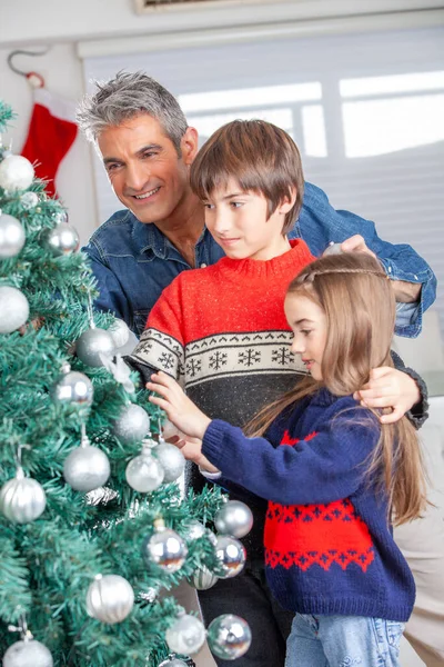 Glückliche Familie Schmückt Weihnachtsbaum Hause — Stockfoto