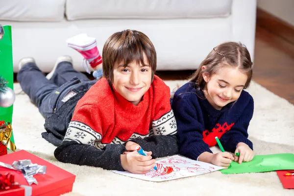 Two Young Children Lying Home Floor Writing Christmas Messages — Stock Photo, Image