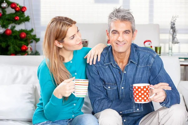 Glada Leende Unga Par Dricka Kaffe Sittande Soffan Julklapp — Stockfoto