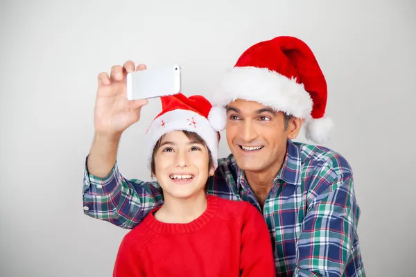 Šťastný Usmívající Otec Syn Nosí Vánoční Klobouk Přičemž Selfie Bílém — Stock fotografie